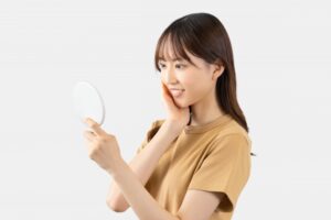 鏡を見る女性｜毛穴のよくあるお悩み５選！おすすめのケア＆美容鍼についても解