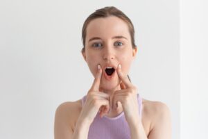 顔のトレーニング| ほうれい線はなぜできる?|対処法と美容鍼の解説もあり