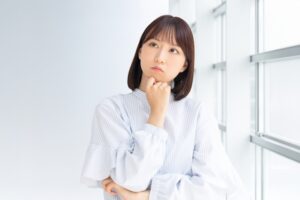 考える女性| 「痛くない？」初めての美容鍼Q&A【よくある疑問に回答】