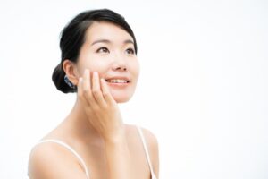 スッキリ女性｜美容鍼のメリット・デメリットとは？後悔しないための知識