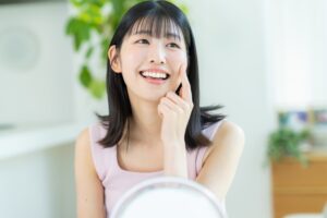 笑顔の女性｜乾燥肌・インナードライに悩む方に｜美容鍼でできること