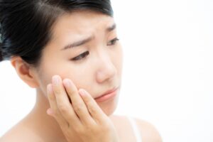 悩む女性｜生理前・更年期…女性ホルモンと美容鍼の関係性を解説