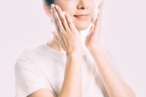 洗顔女性｜50代の乾燥肌が改善しにくい理由｜年齢だけが原因ではない？