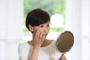鏡を見る女性のイメージ画像01｜60代の肌のハリ不足はなぜ起こる？内側の変化を解説