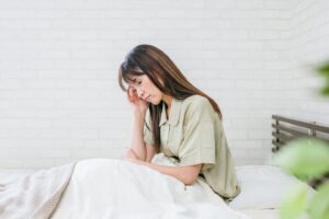 目覚め悪い女性｜50代の目の下のたるみが目立つ理由｜表情筋との関係を解説