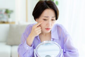 目元気にする女性｜50代の目の下のたるみが目立つ理由｜表情筋との関係を解説