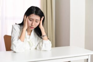 疲れてる女性｜美容鍼で心もリフレッシュ？自律神経との関係とは