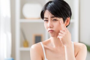 目元を気にする女性｜目元の印象が気になる方に｜美容鍼でできるサポートとは