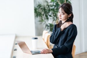 肩こり女性｜美容鍼で心もリフレッシュ？自律神経との関係とは